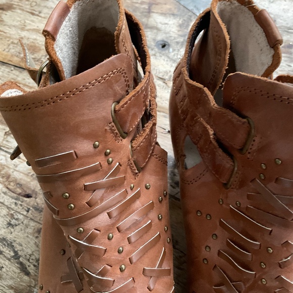 Catepillar CAT tan leather boots 8. - Picture 4 of 14